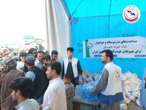توزیع روزانهٔ غذای گرم و آب آشامیدنی برای عودتکنندگان توسط بنیاد خیریهٔ حبیبیار