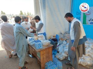 توزیع روزانهٔ غذای گرم و آب آشامیدنی برای عودتکنندگان توسط بنیاد خیریهٔ حبیبیار