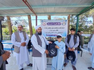 توزیع پنجهزار بستهٔ کیف و لوازمالتحریر برای دانشآموزان در ولایات هرات، نیمروز و فراه